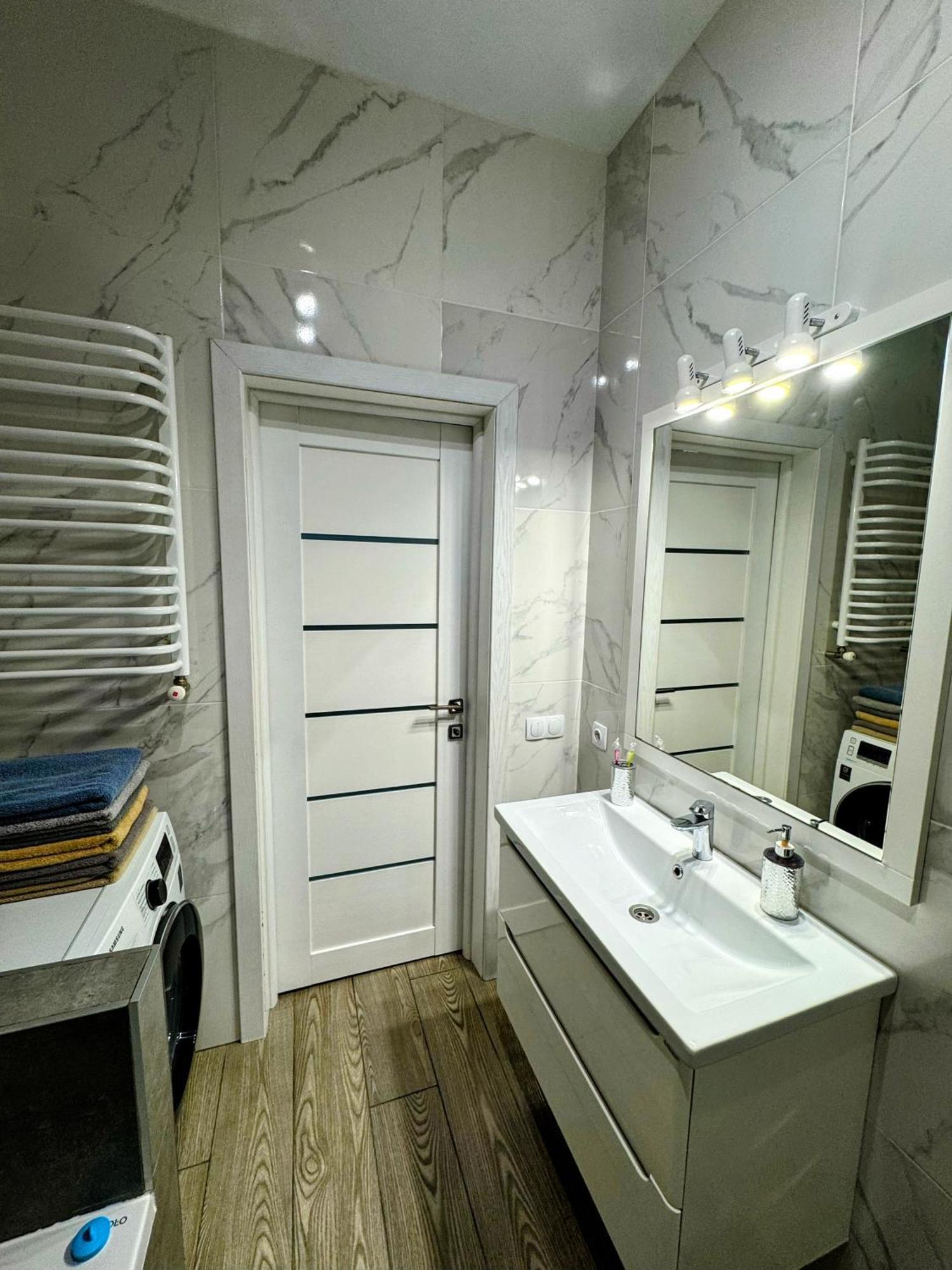 Vip Apartment У Центрі Міста, Новобуджк Театральний,Дуже Простора Riwne Exterior foto